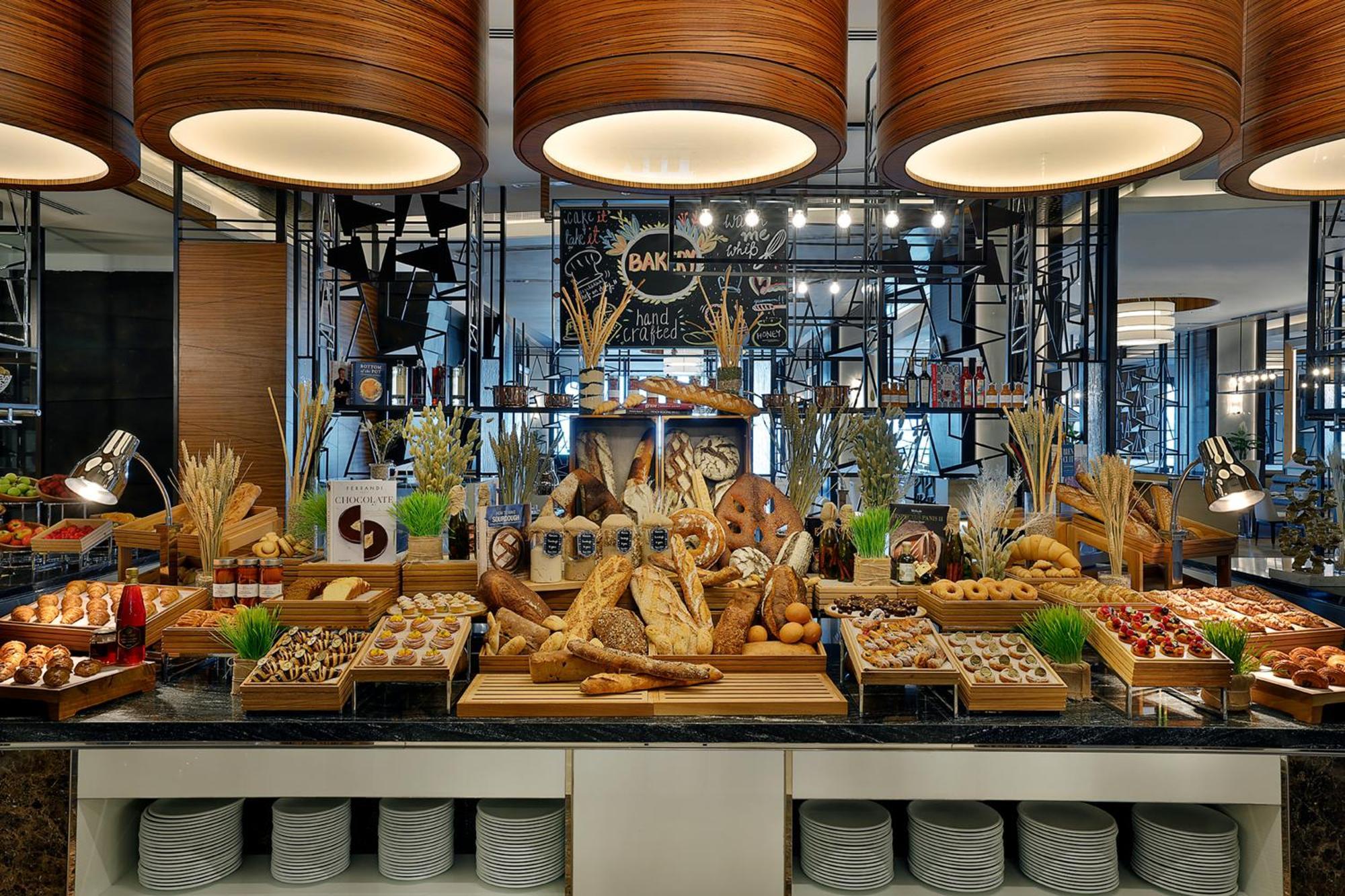 Hilton Dubai Palm Jumeirah Eksteriør bilde Bread station at a buffet